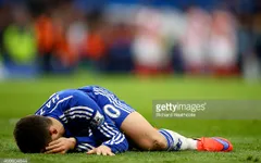 Pha bóng hy hữu: Sút xa trái phá, Hazard tự khiến mình đo ván nằm sân!