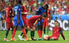VIDEO EURO 2016: Khoảnh khắc Ronaldo rơi nước mắt rời sân