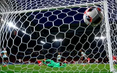 VIDEO EURO 2016: Robson-Kanu xử lý xuất thần, dứt điểm hiểm hóc tung lưới Courtois