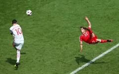 Shaqiri lập siêu phẩm sánh ngang Van Basten