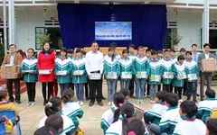Quỹ Tấm lòng Việt mang "Áo ấm đến trường" cho học sinh ở Lào Cai
