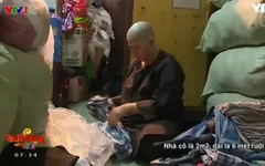 Người phụ nữ mù chữ 33 năm mang tặng quần áo cũ cho người nghèo