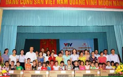 Quỹ tấm lòng Việt - Đài THVN tặng 12 tivi cho trường Mầm non Bùi Hữu Diện, tỉnh Thái Bình