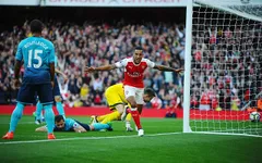 VIDEO, Arsenal 3-2 Swansea: Walcott lập cú đúp, Xhaka bị đuổi