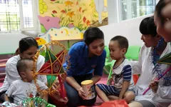 HH Ngọc Hân và Á hậu Tú Anh chung vui Trung thu với các em nhỏ