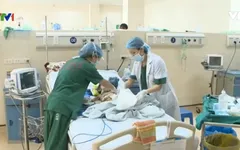 Trao 10 triệu đồng cho bé gái hơn 2 tuổi bị ung thư