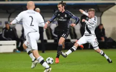 Bale mừng hợp đồng mới bằng bàn thắng lịch sử