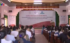 Tặng bản đồ hỗ trợ kiến thức phòng, chống thiên tai cho ngư dân miền Trung