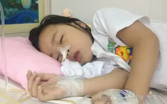 Thầy giáo nghèo bất lực nhìn con đối diện tử thần