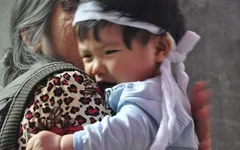 Bố mẹ chết thảm vì xe tải, 3 con thơ mờ mịt tương lai