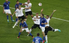 Jerome Boateng trở thành đề tài chế ảnh sau pha chơi bóng bằng tay khó tin