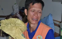 Bố khóc ròng khi chỉ có 40.000 đồng đưa con đi cấp cứu