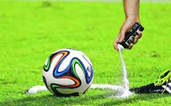 Tại sao V.League "đua đòi" bình xịt bọt khí tự hủy?