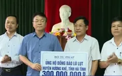 Đoàn công tác của Bộ Tư pháp tặng quà cho nhân dân vùng lũ