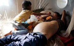 Mẹ chết, cha bệnh hiểm nghèo, bé 8 tuổi mơ ước được cùng cha ăn một miếng thịt