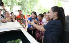 Ca sỹ Phi Nhung chạnh lòng trước cảnh thiếu nước ngọt của bà con miền Tây