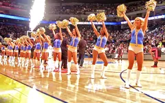 Công việc của cheerleader tại 1 trận đấu NBA