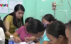 Cô giáo mầm non dạy chữ miễn phí cho bà con vùng biển