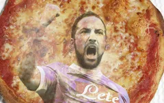 Nhà hàng Napoli bán Pizza với giá 1 Euro nếu Higuain dính chấn thương
