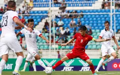 HLV Hữu Thắng khen Công Vinh, chê hàng thủ