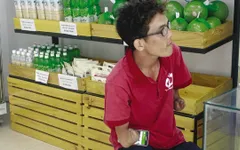 Nghị lực phi thường của chàng trai giao hàng cụt tay gây sốt cộng đồng mạng