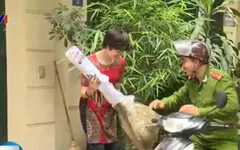 Xúc động Thượng úy cảnh sát bán chổi giúp người khuyết tật