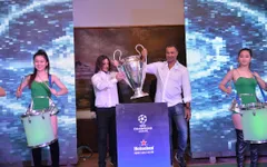Người hâm mộ Việt Nam sôi động chào đón Cúp UEFA Champions League