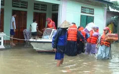 Cứu trợ người dân vùng lũ Nam Trung Bộ