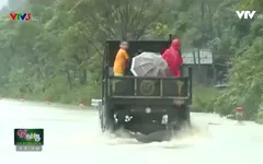 Gian nan học sinh đến trường mùa lũ