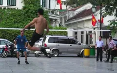 Môn đá cầu dưới góc nhìn của các phóng viên AFP