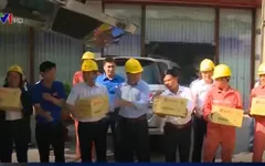 Tặng đèn pin cho người dân vùng lũ
