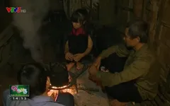 Cuộc sống côi cút của hai chị em mồ côi mẹ
