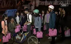 Nhóm từ thiện "Trái tim hồng" mang hơi ấm đến với người vô gia cư