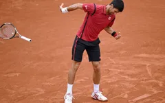 VIDEO: Nóng nảy đập vợt, Djokovic suýt bị loại khỏi Pháp mở rộng