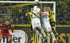 Vòng 16 Bundesliga: Hòa chật vật Augsburg, Dortmund khó đuổi kịp Bayern