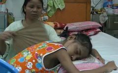Thương cô bé dân tộc Cơ Tu phải ngủ ngồi vì bệnh suy thận mạn
