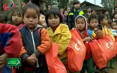Học sinh Tiểu học Cao Phạ háo hức nhận quà từ "Tết nhân ái"