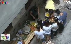 Bà chủ nhà trọ tốt bụng nấu ăn miễn phí cho sinh viên