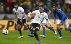 Ozil: Tôi chẳng quan tâm người ta khen chê