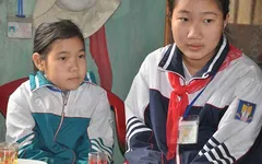 "Bố mẹ chết rồi, đừng khóc nữa em!"