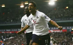 Leicester City vô địch, cựu sao Tottenham bị cạo đầu trên sóng truyền hình