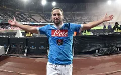 "Kẻ phản bội" Higuain bất ngờ tố ngược chủ tịch Napoli