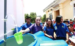 Ca sĩ Phi Nhung trao máy lọc nước nhiễm mặn cho đồng bào miền Tây