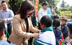 Quỹ Tấm lòng Việt - Đài THVN trao áo ấm cho trẻ em nghèo tỉnh Lào Cai