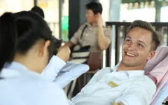 Du khách nước ngoài hào hứng hiến máu tại Đà Nẵng