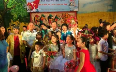 Vui Trung thu "Bố ở đảo xa, con ở nhà có bạn"