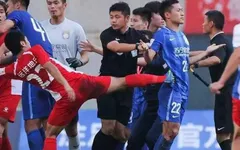 Đội bóng Trung Quốc của Ramires bị đánh hội đồng ngay trên sân