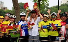 Người hâm mộ Hà Nội chào đón đoàn đua