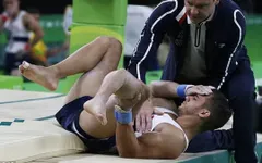 Rùng mình cảnh VĐV Pháp gãy gập xương chân ngay trên sàn đấu Olympic Rio 2016