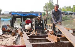Hai lão nông quanh năm đi xây cầu từ thiện